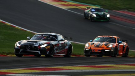 El Mercedes-AMG GT4 de Guillermo Aso (izquierda), en un momento de la prueba.