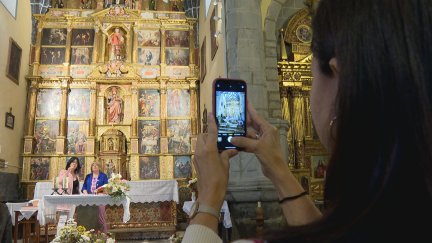 El retablo mayor de la Iglesia de Yebra de Basa (Huesca) se ha sometido a un laborioso proceso de restauración. / Aragón TV