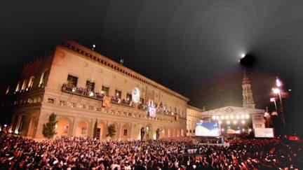 Miles de personas en la plaza del Pilar durante las fiestas. / Aragón TV