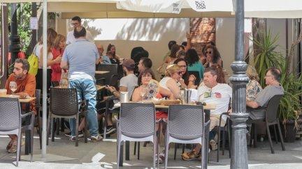 La hostelería es el sector que más empleo creó en junio. / Europa Press