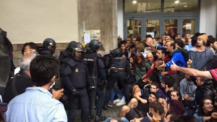 Agentes de Policía Nacional intentan acceder a un colegio durante el referéndum ilegal del 1 de octubre de 2017. / Archivo Europa Press