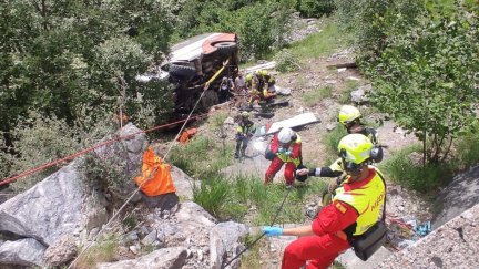 Momento del rescate de los pasajeros del microbús. / Diputación de Huesca