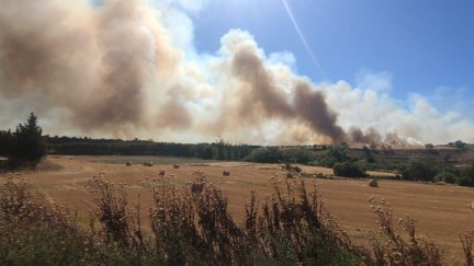 El humo del incendio de Biota se aprecia desde Farasdués. / Elena Garcés