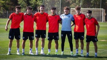 Ayman Arguigue (centro), junto al resto de canteranos que trabajan con el primer equipo este verano.