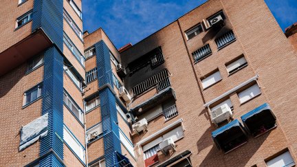 Exterior de la vivienda que ha quedado completamente calcinada. / Europa Press