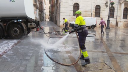 Los operarios de la localidad han retirado desde primera hora de la mañana las 95 toneladas de residuos que han dejado estos tres días de fiestas. / Aragón Noticias