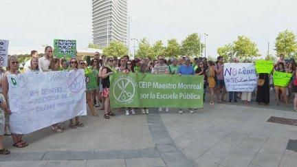 Concentración de representantes de la escuela pública ante el Departamento de Educación. / Aragón TV