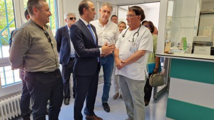 El consejero de Sanidad ha visitado este miércoles el centro sanitario de Utrillas. / Gobierno de Aragón