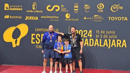 Varios jugadores posan con sus medallas.