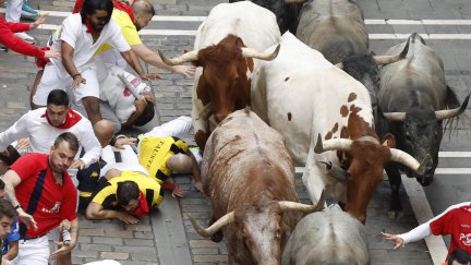 Ninguno de los heridos en el encierro del sábado lo ha sido por asta de toro. (EFE/Villar López)