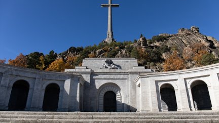 Entrada de acceso a la basílica del Valle de Cualgamuros. / Europa Press