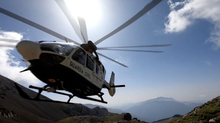 Foto de archivo de un helicóptero de la Guardia Civil en el Pirineo oscense. / Guardia Civil de Huesca