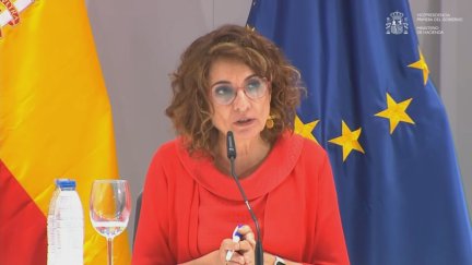 La vicepresidenta primera y ministra de Hacienda, María Jesús Montero, en rueda de prensa esta tarde tras el Consejo de Política Fiscal y Financiera. / EFE
