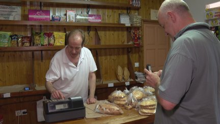 En la panadería 'Chisclay' de Loarre en verano se doblan las ventas. / Aragón Noticias