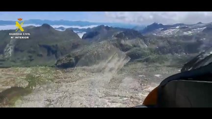 El helicóptero de la Guardia Civil rescató el cuerpo sin vida de un hombre francés de 83 años al caer en la zona del glaciar del Aneto. / Guardia Civil de Huesca