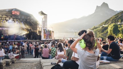 Una menor en el recinto del festival Pirineos Sur en el pantano de Lanuza (Huesca). / Jaime Oriz