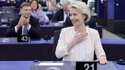 Ursula von der Leyen tras ser reelegida este jueves presidenta del Comisión Europea cinco años más. / EFE