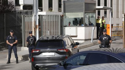 Vehículo que traslada a Begoña Gómez hasta el juzgado madrileño de Plaza de Castilla. / EFE
