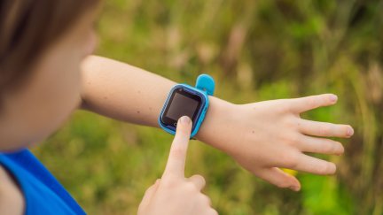 El auge de los relojes inteligentes para poder comunicarse y conocer la ubicación de los niños crece durante el verano. / Canva