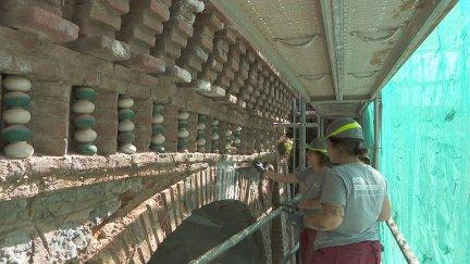 Trabajos de restauración que se están realizando en la Escalinata de Teruel. / Aragón TV