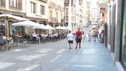 Varios viandantes este domingo por las calles de Teruel. / Aragón TV