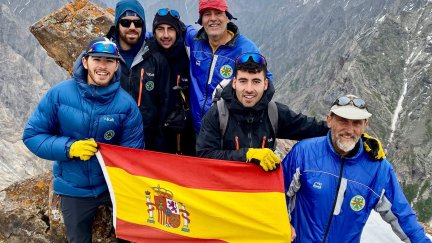 Los seis del Grupo Militar de Alta Montaña en la cima virgen de la cordillera del Karakórum. / Escuela Militar de Alta Montaña