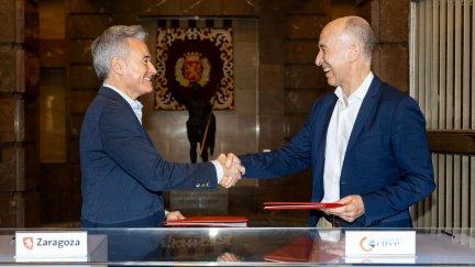 Serrano y Llombart se estrechan la mano en la firma del acuerdo entre el Ayuntamiento de Zaragoza y CIRCE. / Ayuntamiento de Zaragoza. Miguel G. García