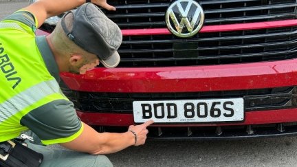 Placa delantera de la matrícula manipulada. / Guardia Civil Teruel