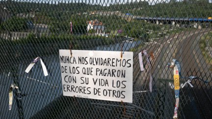 Un cartel en el lugar del descarrilamiento del Alvia durante un homenaje en el barrio de Angrois en 2023. / Europa Press