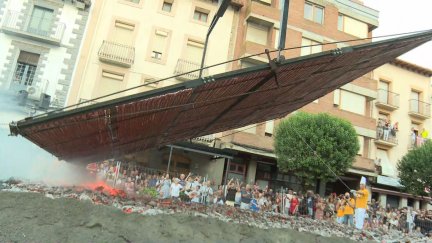 Volteo de la parrilla de 25 metros cuadrados con una grúa en Graus. / Aragón TV