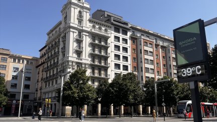 Un termómetro indica 39 grados en la plaza de España de Zaragoza, durante la ola de calor de julio. / Europa Press