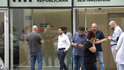El presidente de la Generalitat, Pere Aragonès (de blanco), durante un descanso de la reunión, en la sede de ERC./ Europa Press