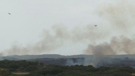 Medios aéreos trabajando en la zona afectada por el incendio.