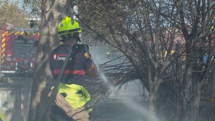 Un operario de Bomberos de Zaragoza, trabaja en la extinción del incendio. / Aragón TV