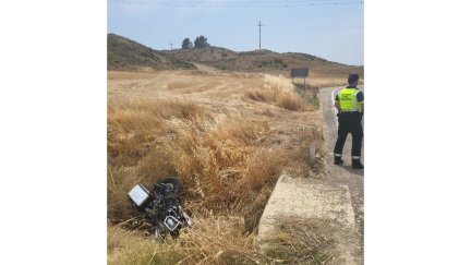 La moto ha caido por el talud. / Guardia Civil