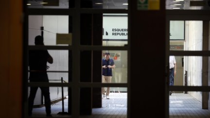 Vista de la entrada de la sede central de ERC en Barcelona. (EFE/Alberto Estévez)