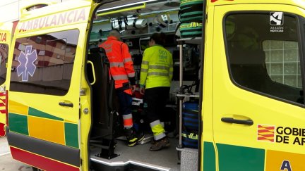 Varios sanitarios dentro de una ambulancia. / Aragón TV