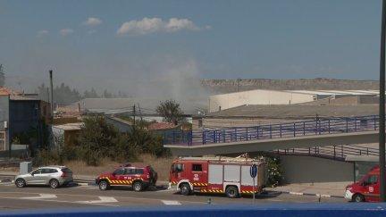 Aunque el fuego se ha sofocada, el cloro acumulado en la zona supone un peligro. / Aragón TV