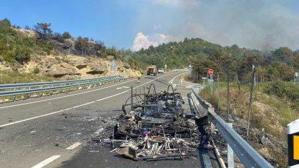 Estado en el que ha quedado la autocaravana que ha provocado en incendio. / Susana Asín