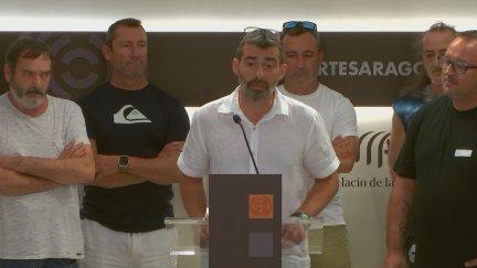 El coordinador general de IU Aragón y diputado autonómico, Álvaro Sanz, y el comité de empresa de la factoría de Bosal en Pedrola. / Aragón TV