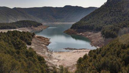 El embalse de Benageber (de la cuenca del Júcar) se encuentra al 40% de su capacidad. / EFE /Manuel Bruque