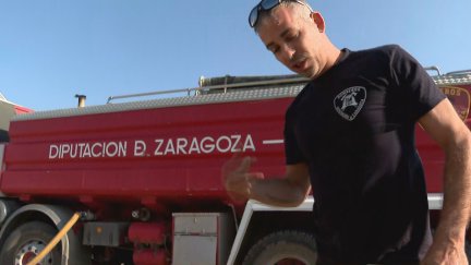 Camión cisterna de los bomberos de la DPZ en Badules (Zaragoza). / Aragón TV