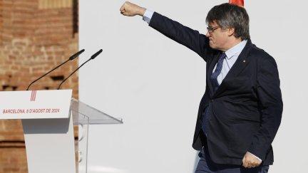 El expresidente catalán Carles Puigdemont interviene en el acto de bienvenida para el que miles de independentistas se congregan en el paseo Lluís Companys de Barcelona. / EFE