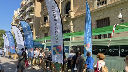 La CARTV y el Ayuntamiento de Huesca han repartido esta mañana más de seiscientas raciones de pan de San Lorenzo.