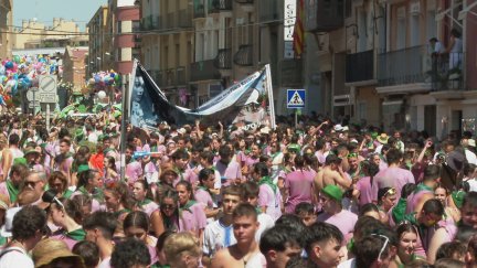 Peñistas en la cabalgata de San Lorenzo./ Aragón TV