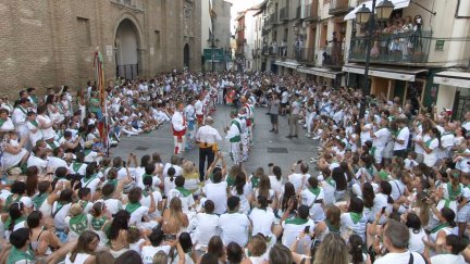 Los danzantes durante el acto que realizan el Día de San Lorenzo. / Aragón TV
