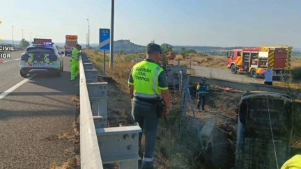 El coche ha terminado calcinado tras chocar con una arqueta. / Guardia Civil