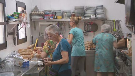 Algunas vecinas de Corbalán preparan bocadillos para los integrantes de las brigadas antiincendios. | Aragón TV