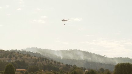 Uno de los helicópteros que participan en las labores de extinción. / Aragón TV