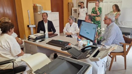 El consejero, José Luis Bancalero, en una primera reunión celebrada en el consultorio de Gurrea de Gállego. / Gobierno de Aragón